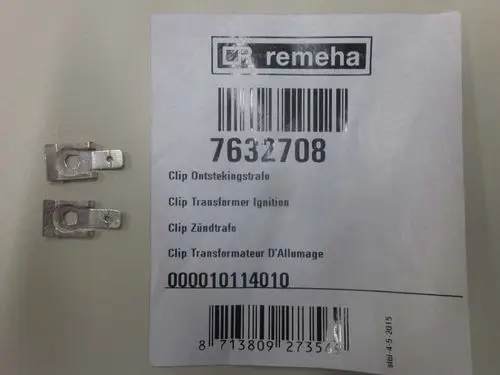 Zwei metallische Clips neben einem Etikett von Remeha mit Artikelnummer und mehrsprachiger Beschreibung für Zündtrafo-Teile.